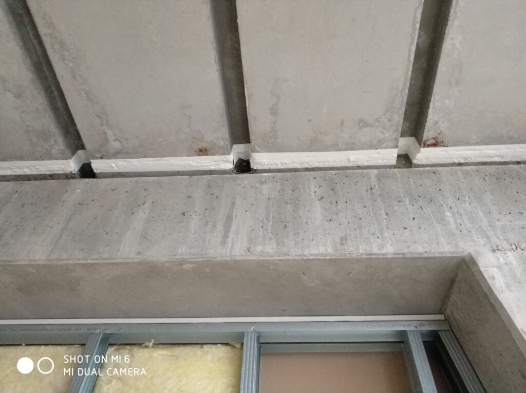  Zabezpieczenie dylatacji na styku płyt stropowych za pomocą masy Hilti CFS-SP WB 